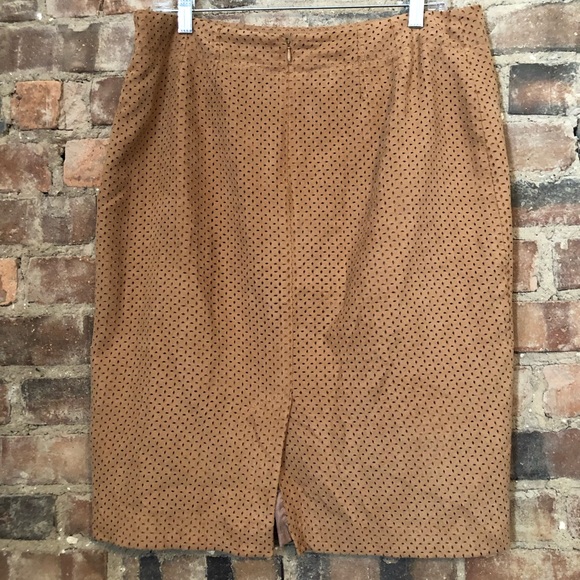 Tan suede laser cut pencil skirt - Picture 3 of 7